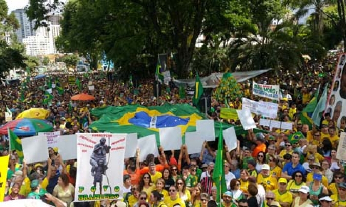 Londrinenses apoiam a Lava Jato em manifestação na Gleba Palhano