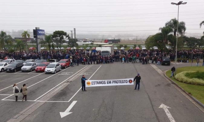 Volvo comunica 400 demissões em Curitiba e trabalhadores param atividades