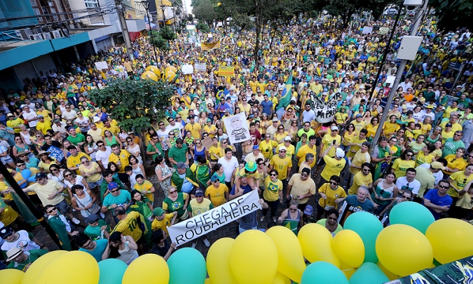90 mil marcham contra Dilma em Londrina