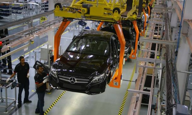 Mercedes-Benz anuncia demissões no ABC e metalúrgicos param produção