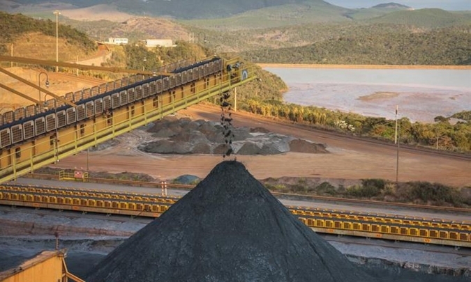 Minério de ferro cai com fraca demanda por aço e temores de intervenção na China