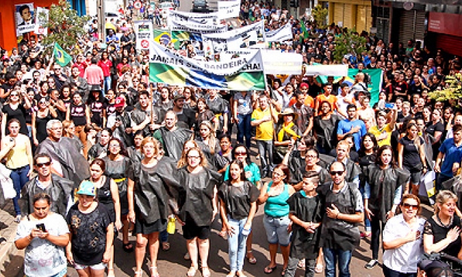 Comerciantes fecham as portas e ‘enterram’ governo Dilma